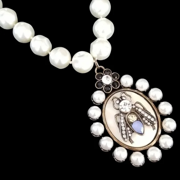 Hand Crafted Baroque Glass Pearl Queen Bee Pendant Necklace - Picture 11 of 12